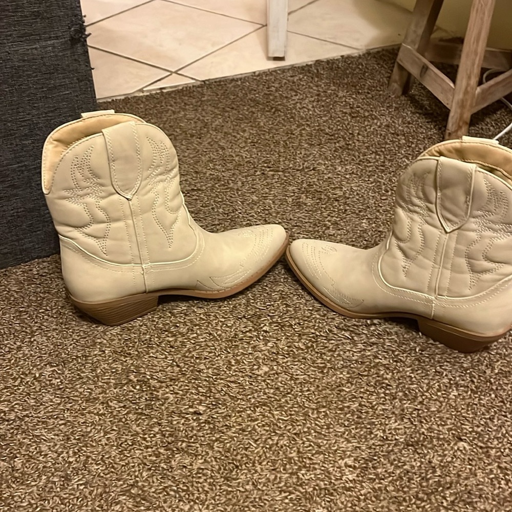 Super cute ankle cowboy boots-NWOT
